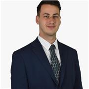 Studente universitario impartisce lezioni ai ragazzi delle scuole medie